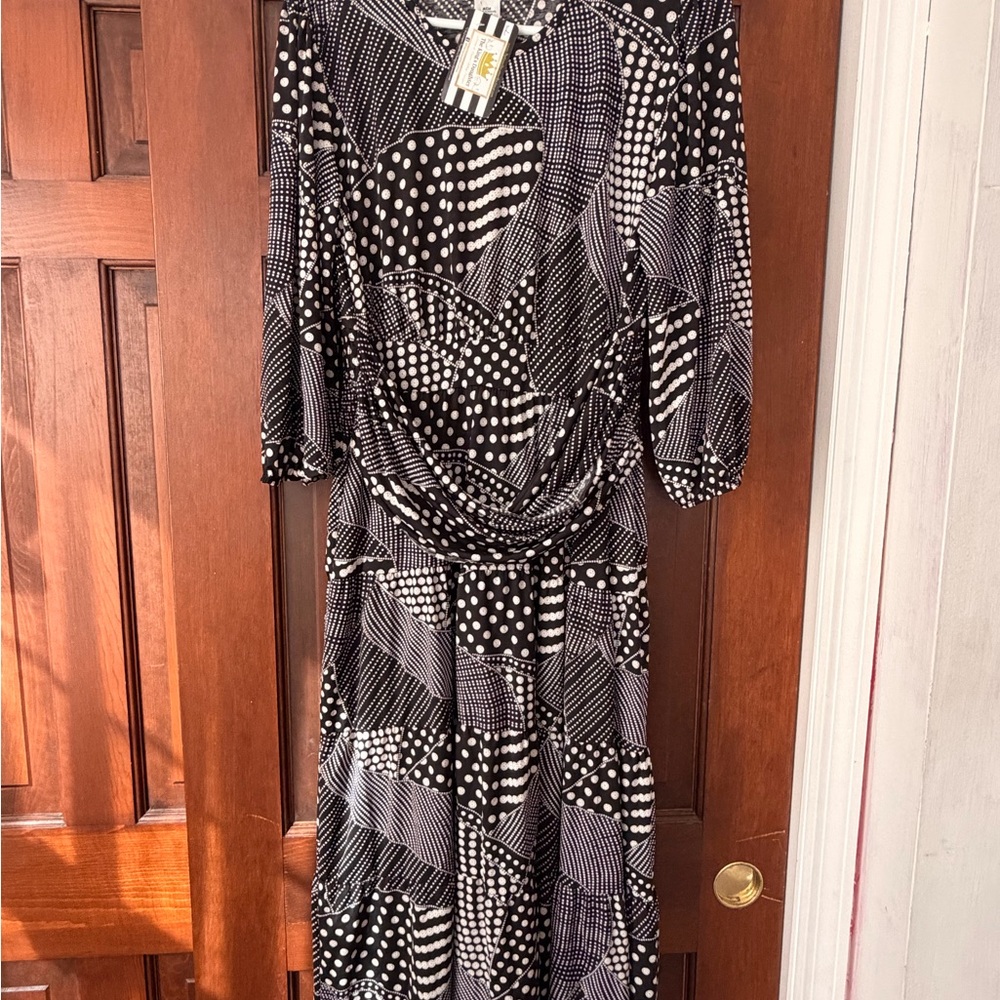 Chic Black and White Geometric Long Sleeve Dress
